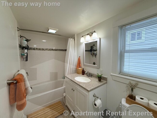 Building Photo - 119 Central St