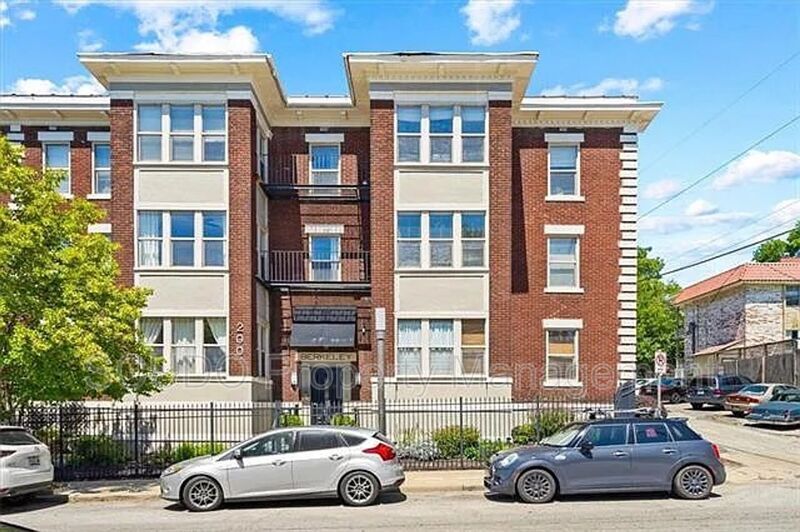 200 E 43rd St Unit 307, Kansas City, MO 64111 Condo for Rent in