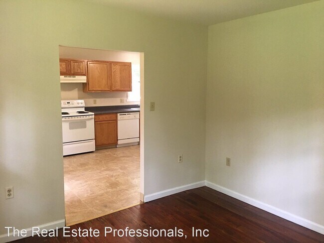 Building Photo - 2 br, 1 bath House - 93 Center Road