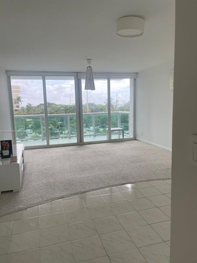 Foto del edificio - 100 Bayview Dr