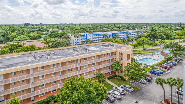 Foto del edificio - 4723 Lucerne Lakes Blvd E