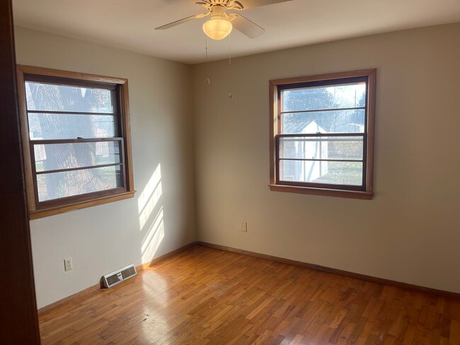 Building Photo - 2 bedroom one bath home located in SE Spri...