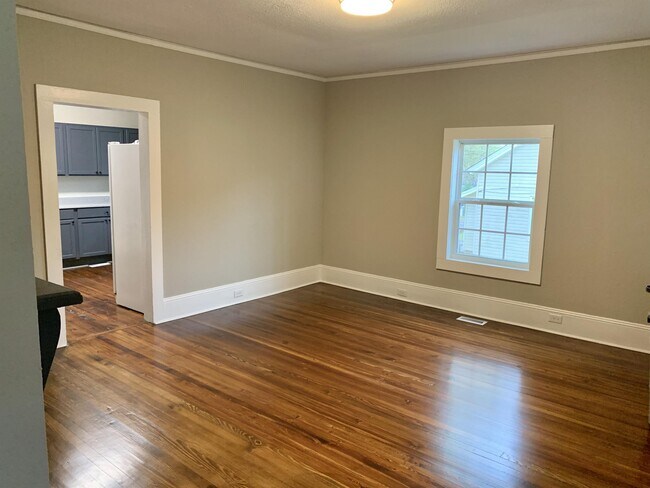 Building Photo - 6 W 5th St