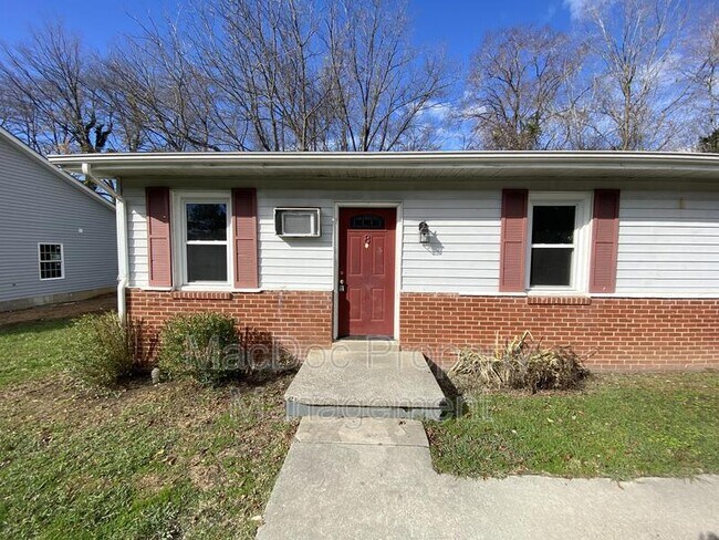 Foto del edificio - 114-116 Loch Lane Drive Apt 8