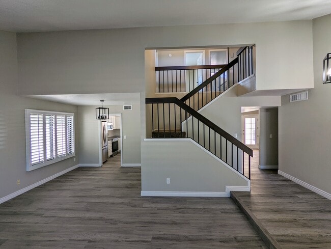 Building Photo - 1458 N La Rosa Dr