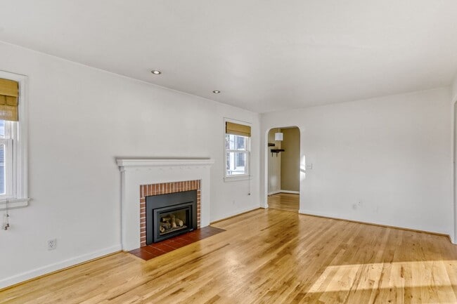 Building Photo - 2 Bed Home with Attached Garage, Den & Fenced Yard in Seattle