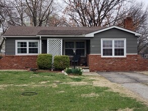 Building Photo - 213 N Pecan St