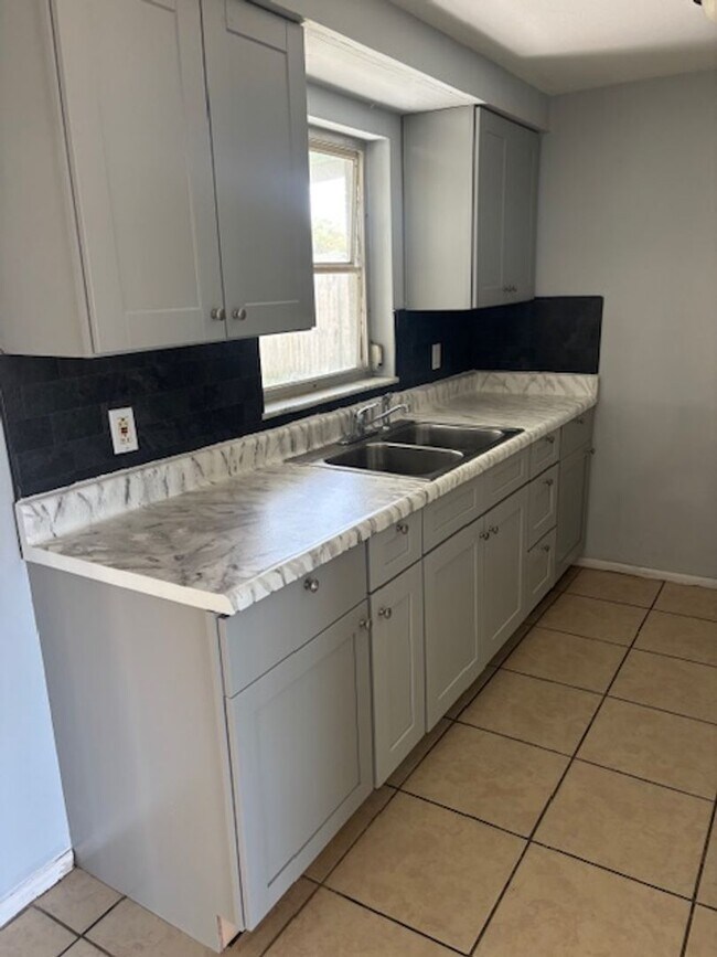 Foto del edificio - 2/1 available now!