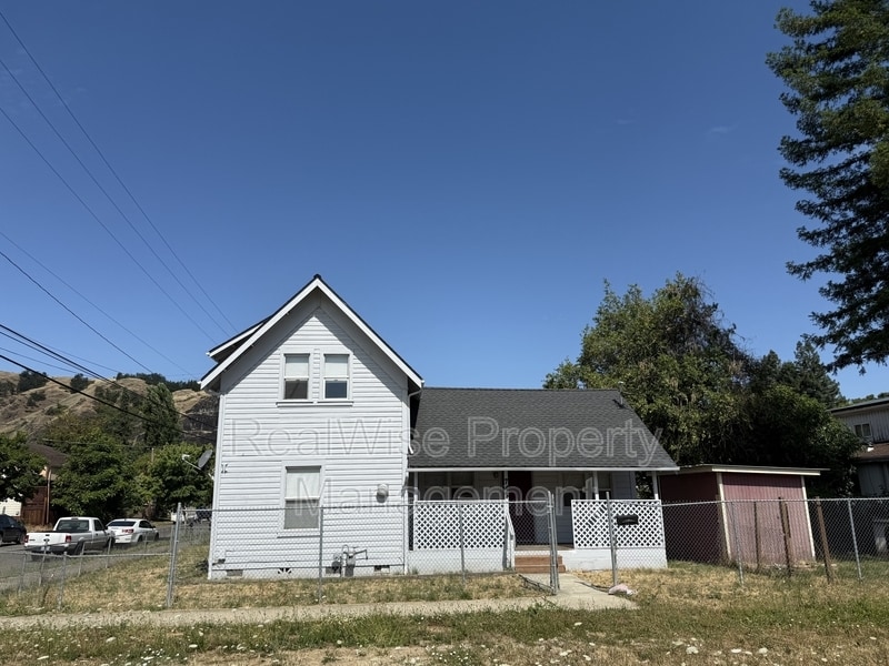 Primary Photo - 748 SE Parrott St