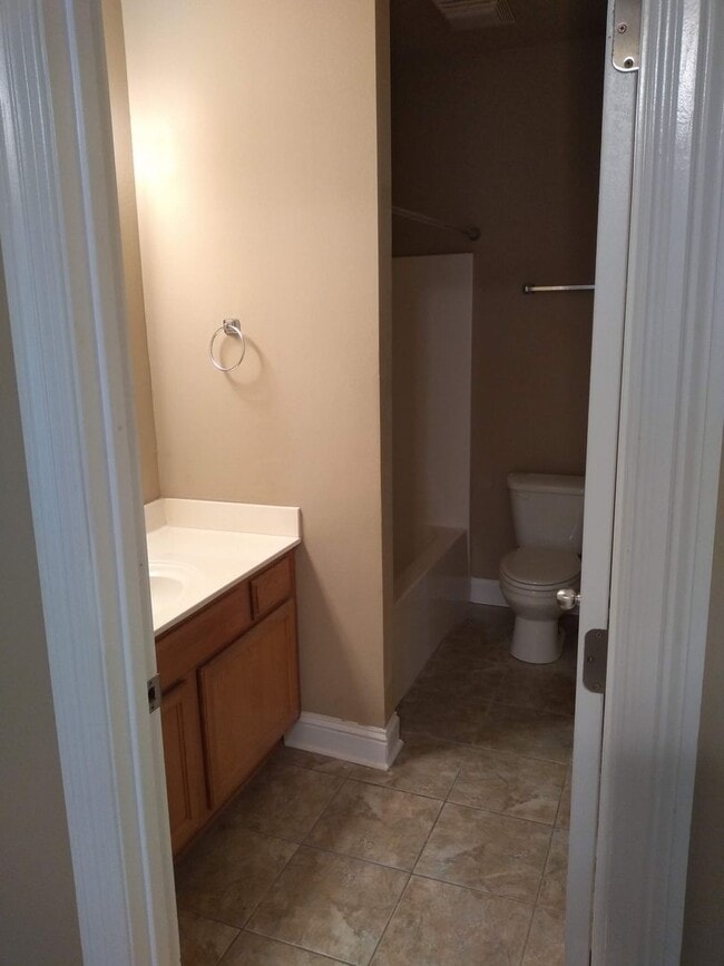 Building Photo - 2br/2ba h/c condo with washer dryer