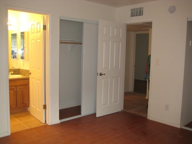 Building Photo - 8601 International Ave