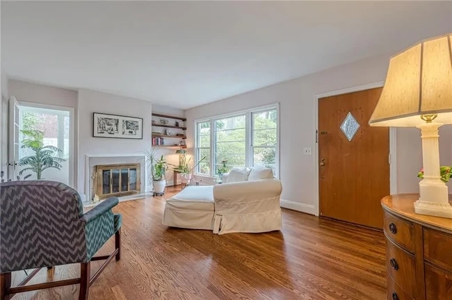 Building Photo - 4300 Rickenbacker Way NE