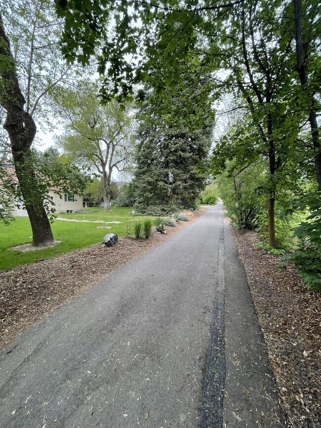 Sendero peatonal en el lado sur - 206 N 200 E
