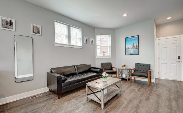 Living room - 2433 S Oakley Ave