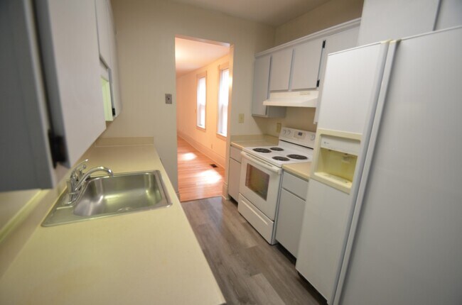 Kitchen - 498 E Beck St