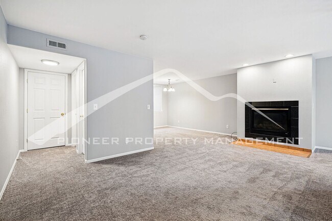 Foto del edificio - Spacious Townhouse with Washer/Dryer and C...
