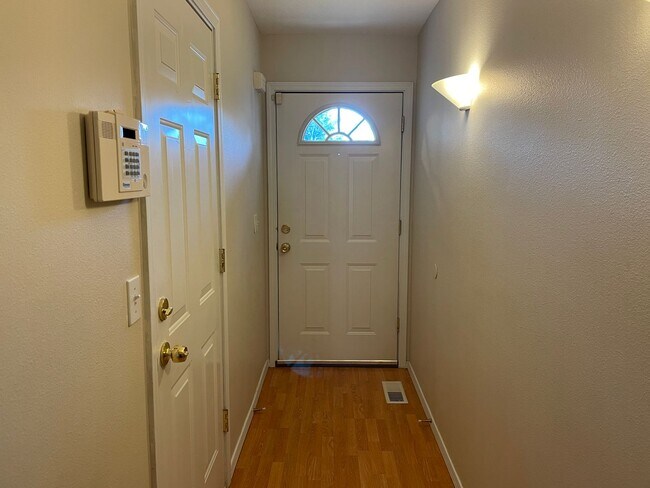Foto del edificio - Charming three bedroom home near Kenton Park!