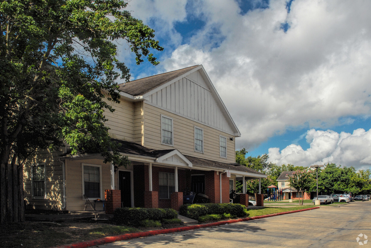 Building Photo - Lyons Village