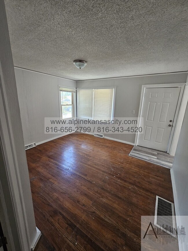 Building Photo - Home in NE with HUGE Primary Bedroom! Vouchers OK