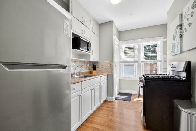 Building Photo - 1561 Cordova Ave