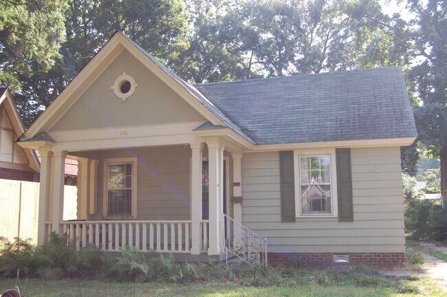 Building Photo - 696 Dickinson St