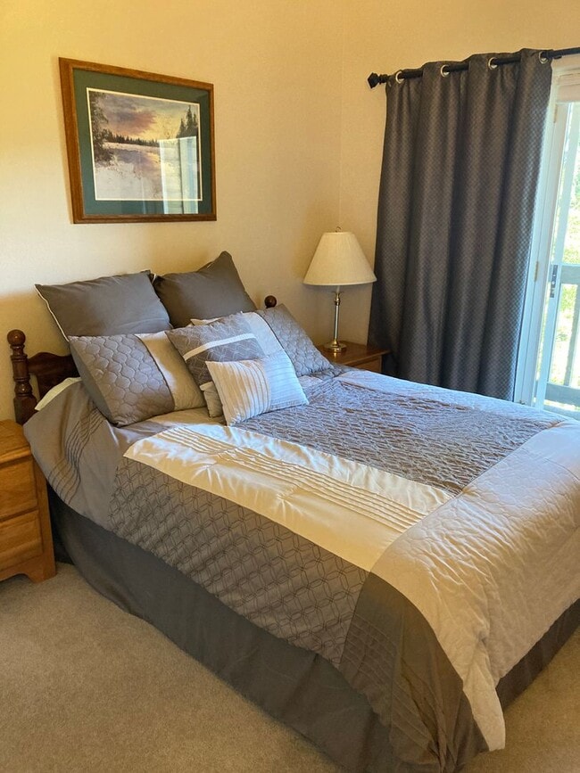 Foto del edificio - Bright and updated 3 bedroom with loft, In Unit Washer & Dryer, Large windows