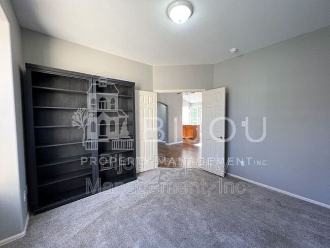 Building Photo - 6613 Dream Weaver Dr