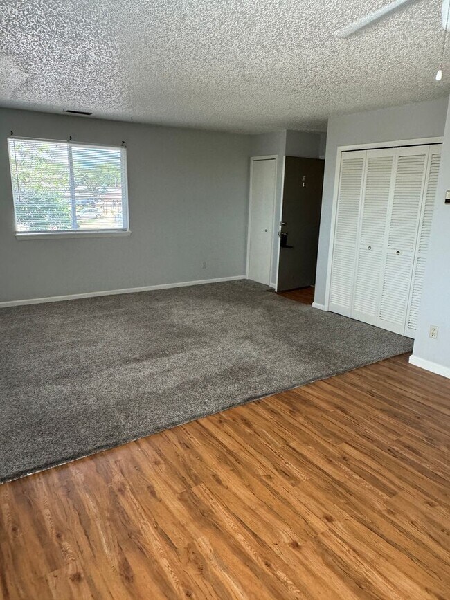 Foto del edificio - Beautiful 2 Bed 1 Bath Apartment!!!
