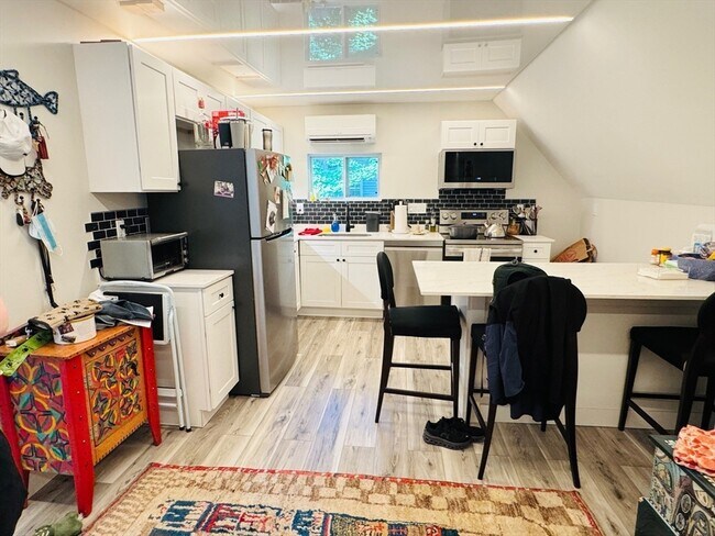 Foto del edificio - 136 Academy Hill Rd