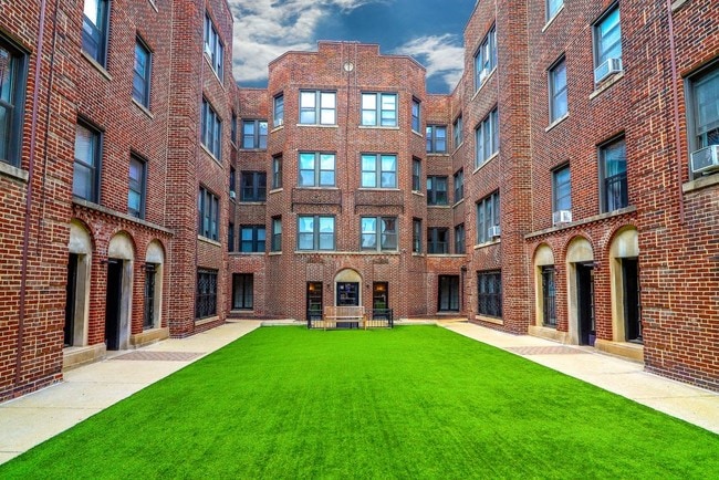 Courtyard - 632 W. Addison