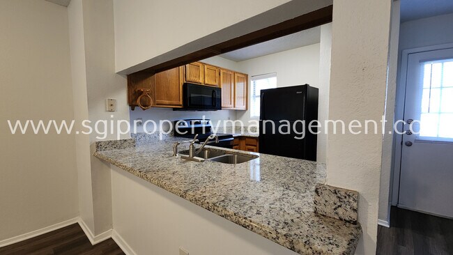 Foto del edificio - 125 Surrey Ln