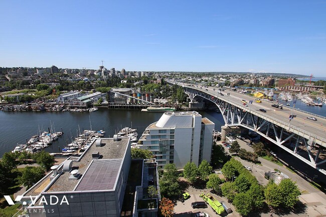 Photo du bâtiment - Icon Apartment For Rent 2103-638 Beach Cre...