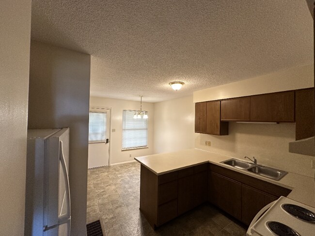 Building Photo - 600 Cumberland Dr