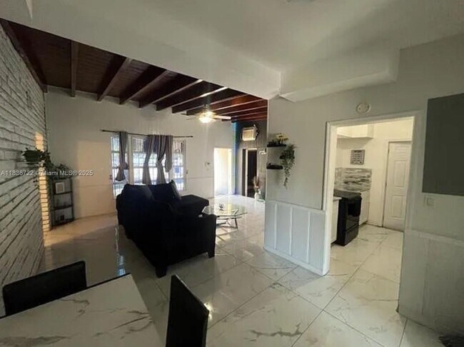 Foto del edificio - 10835 NW 2nd Ct