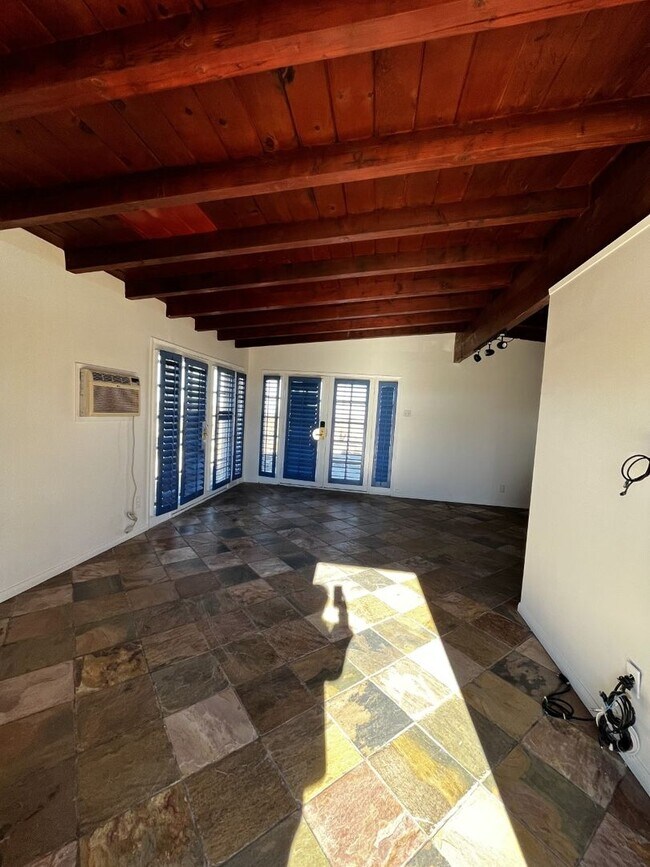 Foto del edificio - AVAILABLE NOW