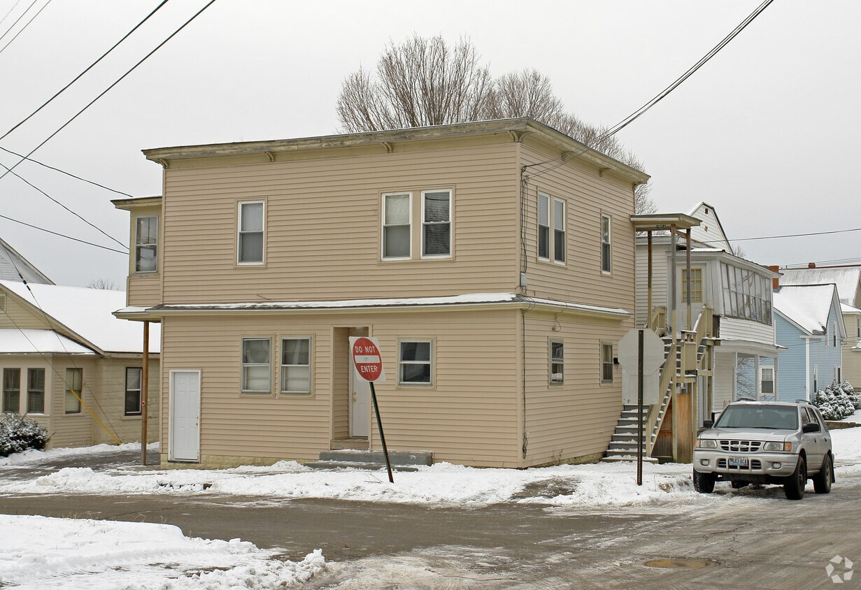 Building Photo - 19 Thompson St