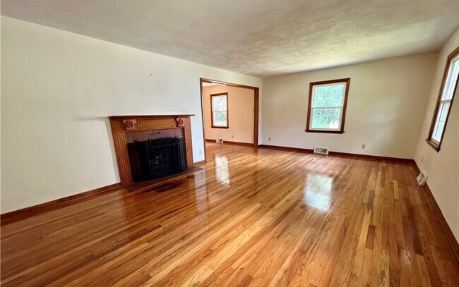 Foto del edificio - 4 Pinecrest Dr