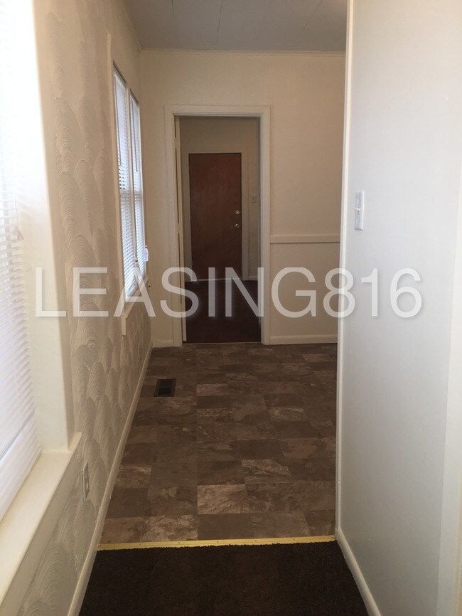 Building Photo - Upper Apt in KCK!