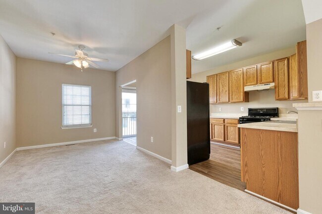 Building Photo - 205 Persimmon Cir
