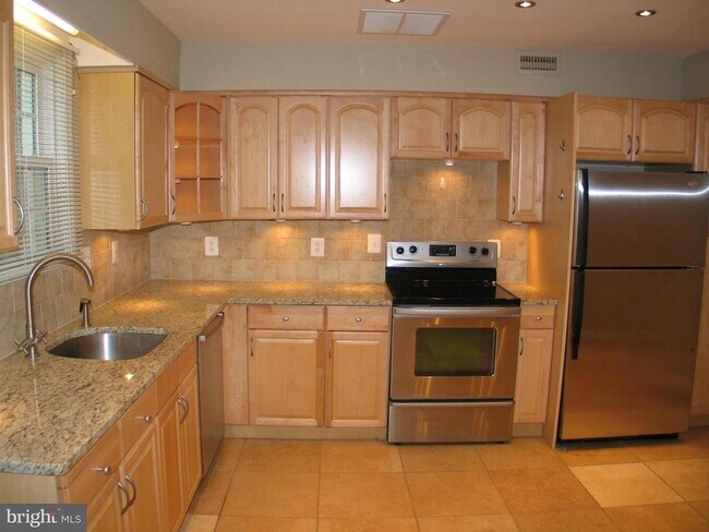 Building Photo - 5707 Cromwell Dr