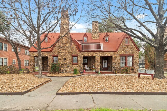 Building Photo - "Charming 1-Bed Sanctuary on W Kings Hwy: 836 Sq Ft of Comfort in San Antonio!"