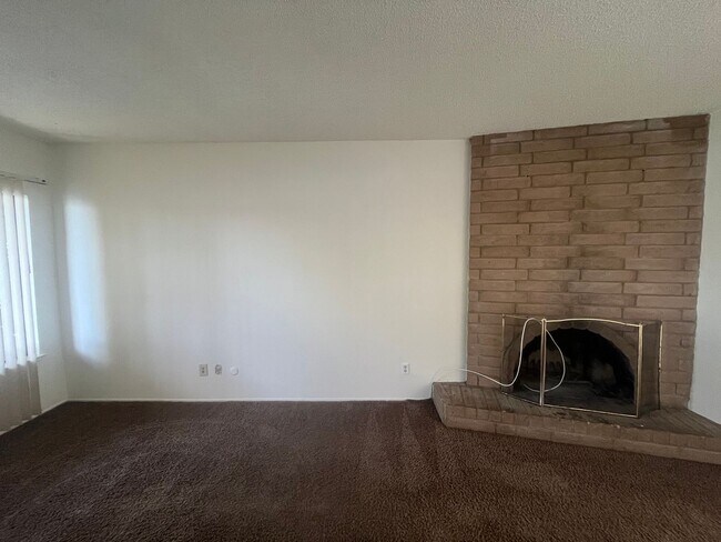Foto del edificio - Clean 2 Bedroom, 1 Bath, 917 sqft., 1/2 Plex in Twin Rivers Sacramento