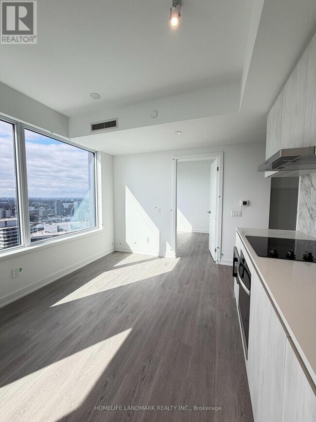 Photo du bâtiment - 8 Wellesley St W