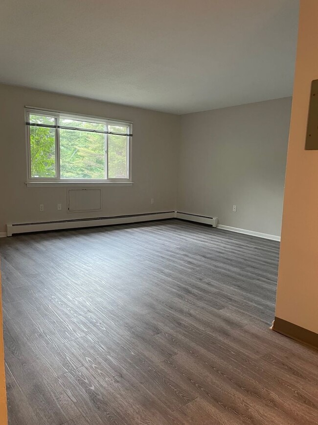 Building Photo - Spacious 3 Bedroom Townhouse