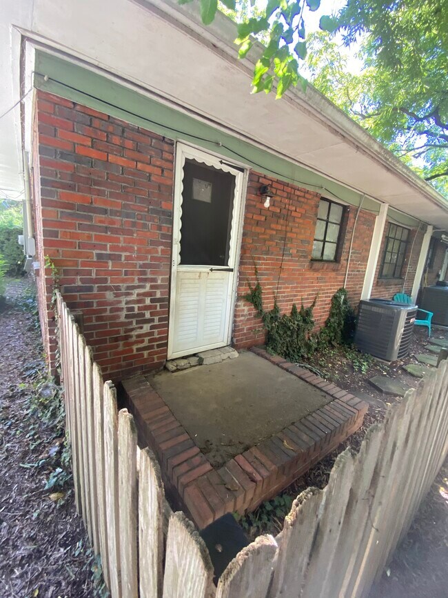 810 Northridge St Unit 1A, Greensboro, NC 27403 Condo for Rent in