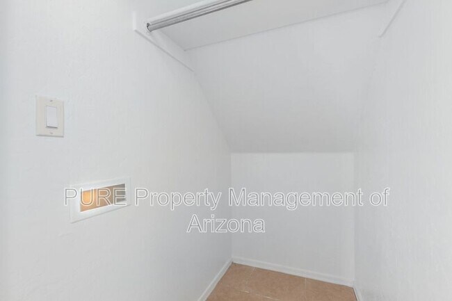 Building Photo - 322 S 116th Ave