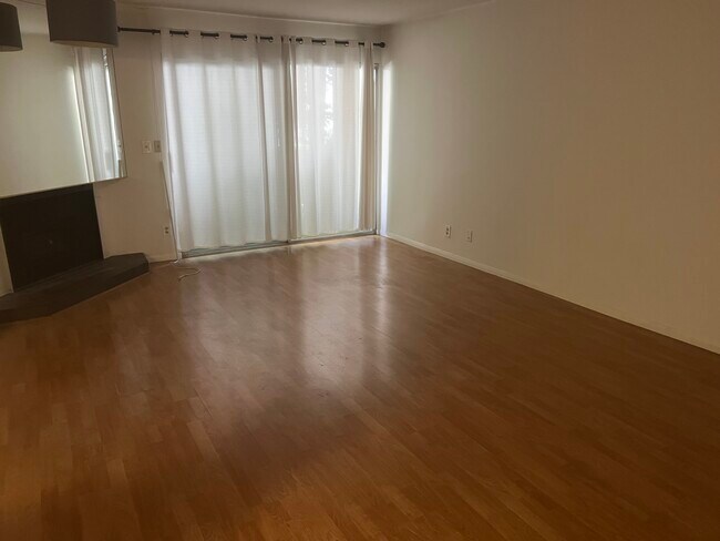 Building Photo - 15070 Victory Blvd