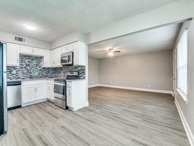 Foto del edificio - 3032 Tudor Ln