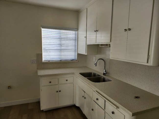 Building Photo - 1339 N Vista St