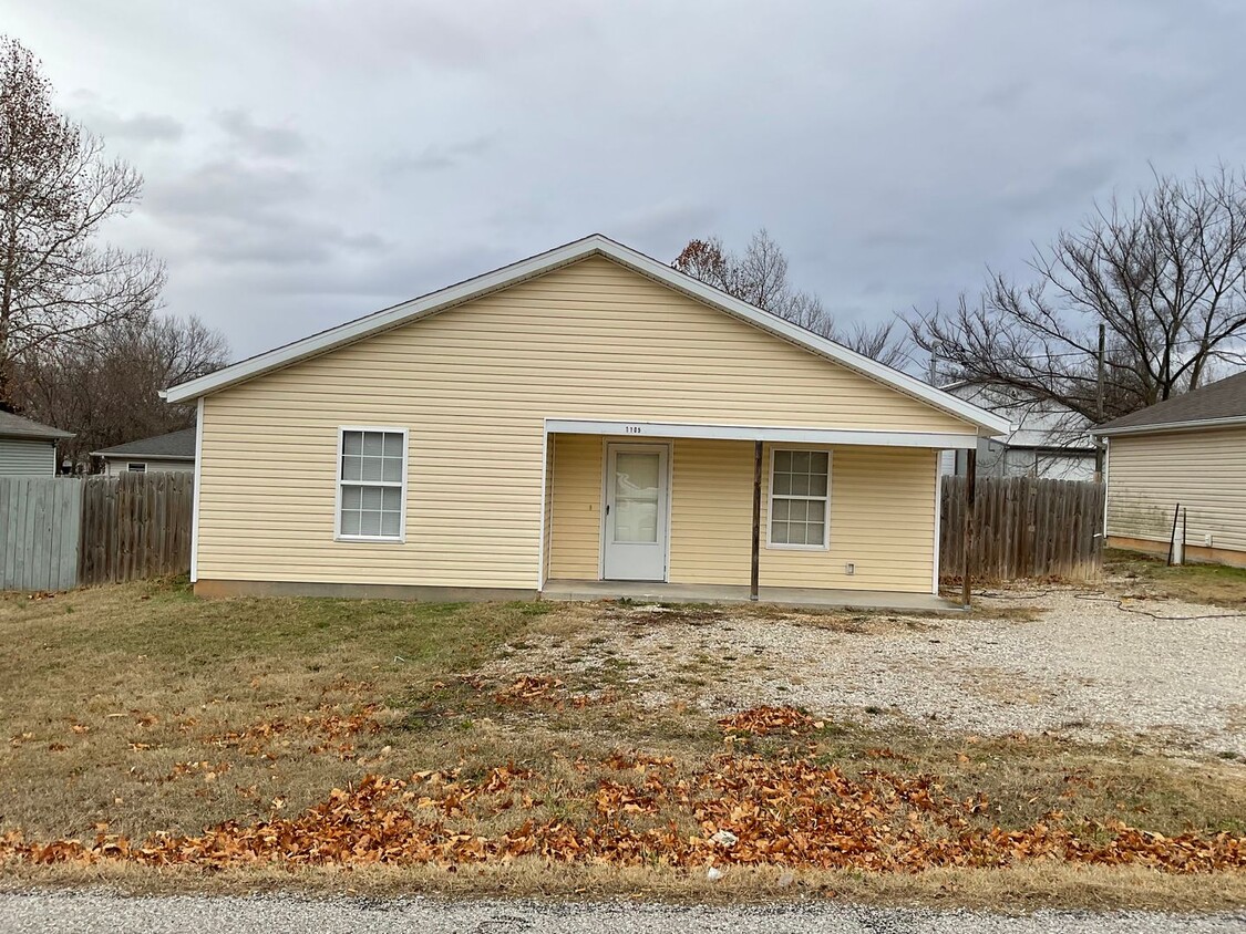 Primary Photo - Spacious 2 Bedroom 1 Bath home W/ Fenced Y...